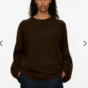 Stickad tröja arket - Mysig brun stickad tröja perfekt för kyliga dagar. Från arket i storlek S