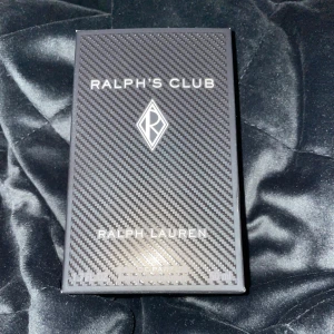 Ralph's Club parfym från Ralph Lauren - Säljer en elegant Ralph's Club parfym från Ralph Lauren. Flaskan är stilren och modern i en mörkgrå nyans med en metallisk topp. Perfekt för en kväll ute eller en speciell tillställning. Doften är maskulin och sofistikerad, vilket gör den till ett måste i varje parfymsamling. 50ml där det finns cirka 45ml kvar. Fick den som gåva.