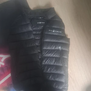 Sail racing väst - Säljer en äkta sail racing väst för 500 köpte för 1300 Använt knappt 1 höst bara. om du vill köpa skriv till mig så diskuterar vi priset.