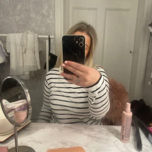 Randig långärmad tröja - Säljer en superfin randig tröja i vitt och svart. Den är perfekt för både vår och höst med sina långa ärmar och mjuka material. Passar till allt från jeans till kjol. Perfekt för en avslappnad men stilren look!