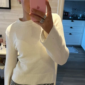 Vit stickad tröja - Stickad tröja från hm! Breda ärmar, figursydd. Lite nopprig men går nog att ta bort❤️