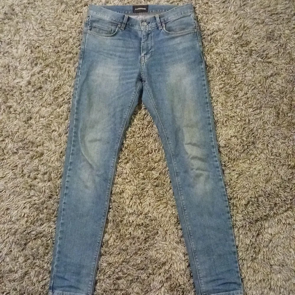 Säljer ett par feta blå jeans från J.Lindeberg i topp skick! Köpta för 1299kr men säljer just nu dessa för endast 299🤩 Passformen är slim storlek 30/32 och de är bekväma. Pris kan diskuteras, hör av dig ifall du vill ha fler bilder eller har några frågor. Jeans & Byxor.