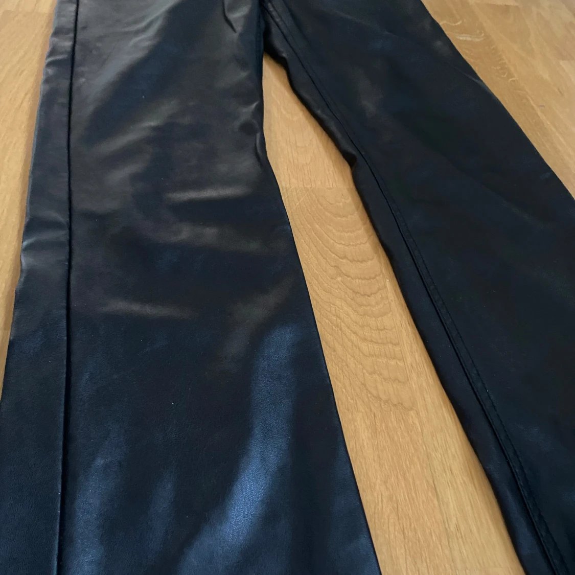 Svarta skinnbyxor från BikBok - 90