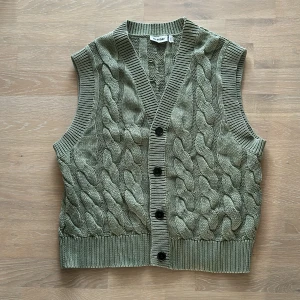Stickad väst Weekday - Stickad väst från Weekday, strlk S, grön
