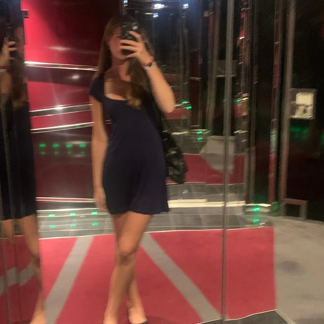 Mörkblå klänning med korta ärmar