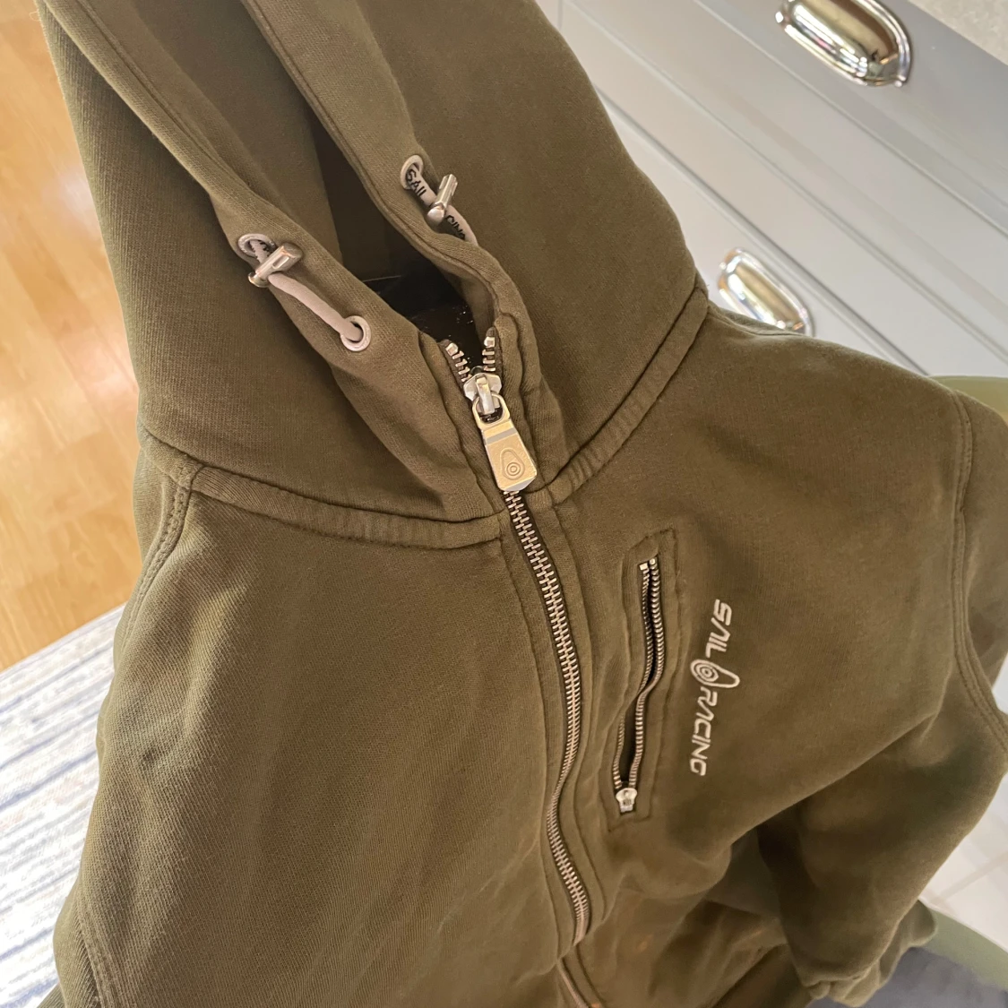 Olivgrön hoodie från Sail Racing