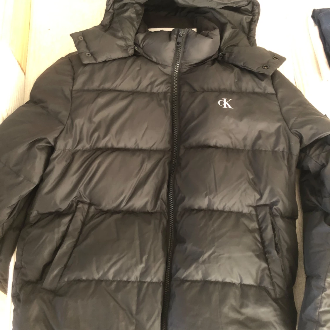 Svart pufferjacka från Calvin Klein - 92