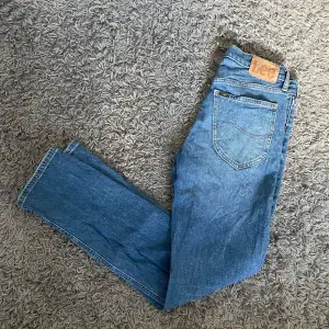 ljus blåa jeans ifrån Lee, storlek 28/32