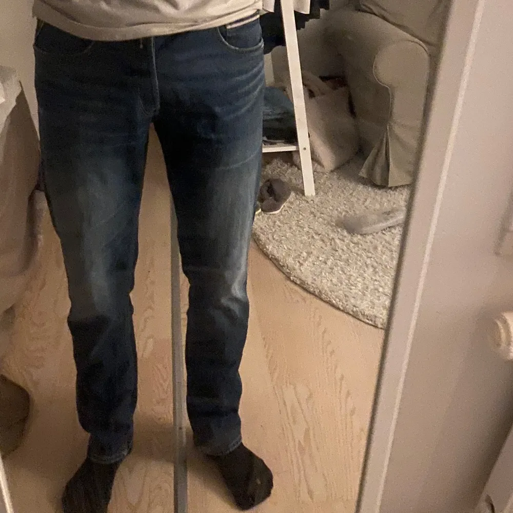 Säljer ett par snygga blå jeans från Replay i modellen Grover. Riktigt bekväm passform. Perfekta för både vardag och fest! 🕺strl 32 passar mig som är 187 bra. Köpta på jeansbolaget för runt 1700 mitt pris 800 kan gå ner vid snabbt köp. Perfekt till vintern!. Jeans & Byxor.