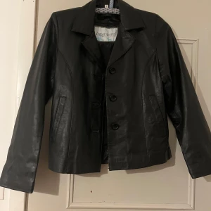 Kort läderjacka  - Supersnygg läderjacka i en rakare modell🥰