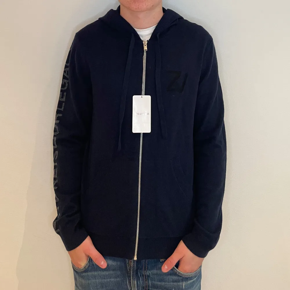 Zadig & Voltaire cashmere zip | Material - 100% cashmere | Skick - 10/10 (HELT SPLITTER NY) | Storlek - S | Pris - 2399kr | Fraktar via postnord eller instabox på köparens bekostnad | Hör av dig vid minsta fråga eller fundering! . Hoodies.