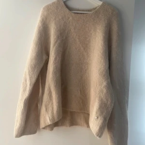 Stickad tröja - Lovis Twist & Tango tröja i storlek M/L  78% alpacka, 19% nylon, 3% spandex                                  Köparen står för frakt!