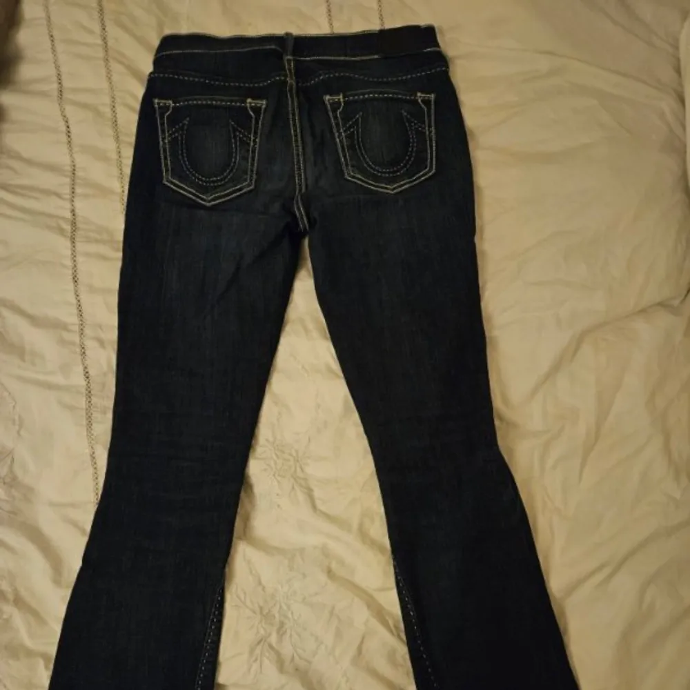 Säljer ett par snygga mörkblå jeans från True Religion i storlek 27. Säljer då dom är för korta för mig :(, liten defekt nere vid ena benet där sömmen gått upp! Köpte på Vinted. . Farkut & Housut.