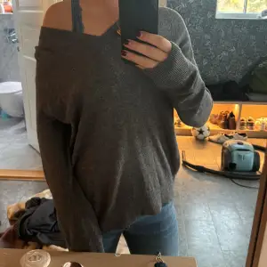 Mysig grå offshoulder tröja från hunkydory perfekt för höst och vinter. Den har en loose passform och långa ärmar, vilket gör den superbekväm att bära. Perfekt för en avslappnad stil eller att mysa hemma. Passar bra med jeans eller leggings!