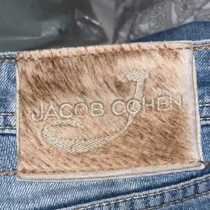 Säljer ett par riktigt snygga blå jeans från Jacob Cohen. Fåtal defekter, bara att skriva för fler bilder.