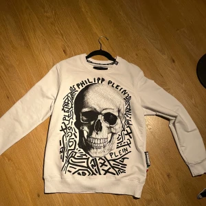 Vit tröja Philipp Plein - Säljer en philipp plein tröja  pris kan diskuteras vid snabb affär
