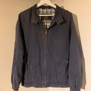 Blå Overshirt - Henri Lloyd - Säljer denna riktigt snygga och unika Overshirten från Henri Lloyd⭐️ Overshirten är använd men skicket är grymt och materialet är riktigt najs🙌 Storleken är M och passformen är grym🍁 Tveka inte på att höra av er vid frågor eller funderingar🙌