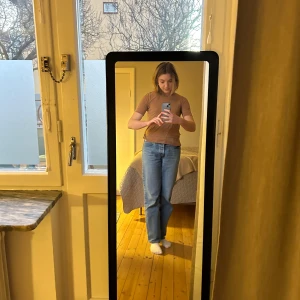 Brun t-shirt från Stockh LM - Säljer en brun t-shirt från Stockh LM i storlek M. Den har en rund halsringning och korta ärmar. Perfekt för en avslappnad vardagslook. T-shirten är i bra skick och passar till både jeans och kjol.