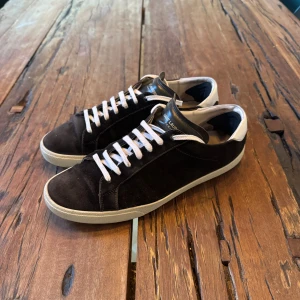 Mörkgröna Saint Laurent SL/06 - Snygga mörkgröna sneakers från Saint Laurent i mocka med vita snören och sulor. Bra skick men väl använda