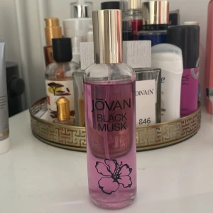 Jovan Black Musk Parfym - Säljer en flaska Jovan Black Musk parfym. Perfekt för dig som gillar en mystisk och sensuell doft. Passar både till vardags och fest! Ungefär 100ml.