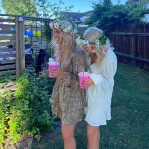 Brun klänning - Säljer en superfin brun och vit mönstrad klänning med långa ärmar och v-ringning. Klänningen är från Vila och är i strl 38. Köpt här på Plick så bilderna är lånade🥰