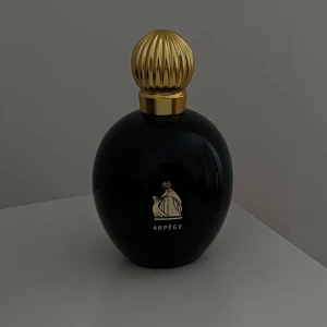  Lanvin Fragrances - ARPÉGE - Säljer denna härliga Lanvin Fragrances - ARPÉGE. Perfekt för den som älskar klassiska och tidlösa dofter. Arpége Eau de parfum är en extravagant doft full av känslor och glädje, som är melodiöst och harmoniskt komponerad med dyrbara essenser. Den är helt ny har inte använt den alls. Köpt för 800kr men säljer för 400kr. Vid fler frågor kan ni kontakta mig:) 