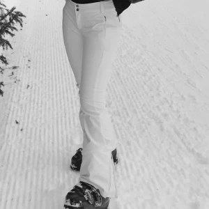 Vita bootcut skidbyxor  - Tajta bootcut skidbyxor ifrån Columbia, storlek 8 vilket motsvarar 36🤍