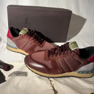 Väldigt snygga valentino rockrunners i bra skick, perfekt för vintern! Storlek 41 men kan även passa upp till 42. Tillkommer OG box, dustbags, extra snören och kort/brev. Hör av er vid frågor!