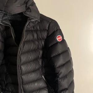 Colmar jacka - Säljer min super fina svarta colmar jacka då den tyvärr inte kommer till användning och känner att jag kommer få mer användning av pengarna. Super fint skick i storlek S (172cm) men passar även M. Såklart äkta❤️❤️❤️