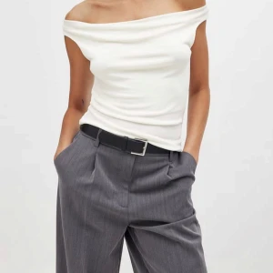 Vit offshoulder topp - Skitsnygg topp till middag eller typ fest! Helt oanvänd, säljer pgr av att den var liite för stor. 