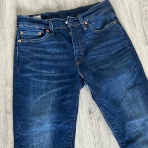 LEVIS Tapered Slim Fit Jeans  - Har ett nytt par utav LEVIS jeans som inte kommit varken kommer till någon användning            Jeansen är ej skinny slim, Tapered Slim Fit vilket gör att de sitter på bra,  varken för luftigt men varken för tight med andra ord passformen är top. Köptes in i mars och bara legat vikta i garderoben sen dess.                                                      Storlek 30/30 men passar även som 30/31-30/32.    (först till kvarn)