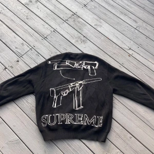 Surpeme Aeon flux knit  - Skit cool supreme aeon flux stickad tröja i storlek S från S/S 22 köpt på stock X, ganska använd men i bra skick, nypris- 1800, bara skriva om de e nått som undras.