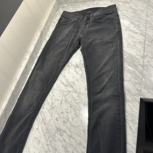 Svarta skinny jeans från Dondup - Säljer ett snygga par svarta Dondup George jeans i storlek 28. De har en snygg, tvättad look och är i bra skick. Skriv Vid intresse samt frågor, pris är ej hugget i Sten🤩