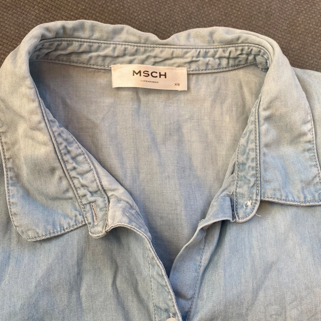 Jeansblus i strl xs från MSCH Copenhagen, modell Jaina 3/4 shirt - 91