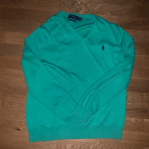Grön tröja från Ralph Lauren - Säljer en snygg grön Ralph lauren tröja. Säljer den för att den inte används något så därför säljer jag för så bra pris. Tröjan är nästan aldrig använd👍