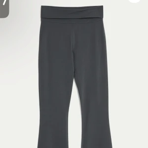 Grå yogapants  - Säljer ett par grå yogapants i mycket bra skick. De är superbekväma med en loose passform och hög eller låg midja. Man kan vika ner kanten om man föredrar låg midja. Perfekta för en chill dag hemma eller en avslappnad promenad. Materialet är mjukt och stretchigt, vilket gör dem till ett måste i garderoben! 