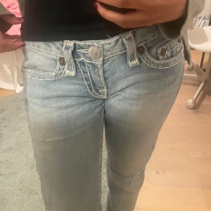 True Religion Jeans - jättesnygga jeans i perfekt skick!!💗💗innerbenslängden är 77 cm och midjemåttet rakt över är 39cm!