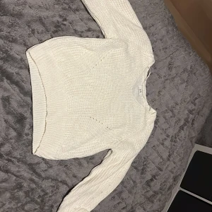 Vit stickad tröja från JDY - Mysig vit stickad tröja från JDY i storlek S. Perfekt för kyliga dagar med sin mjuka och bekväma passform. Tröjan har långa ärmar och en klassisk design som passar till allt. Ett måste i garderoben för höst och vinter!