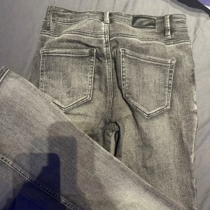 Grå jeans från Vero Moda - Snygga grå jeans från Vero Moda i bra skick. Bootcut och lågmidjat. Jätte sköna!