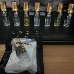 Völj dina  8 st nisch och design parfymer  -  8 stxyken x 3 ml parfymer.  Völj dina favorit paryner såsom Erba Pura, Sauvage, Tom Ford  och andra kända märken. Kolla på listan på bild nr 2 och Välj dina 8 favoriter och skicka meddelande till mig. Snabb frakt och pengarna tillbaka garanti via Plick köp garanti   