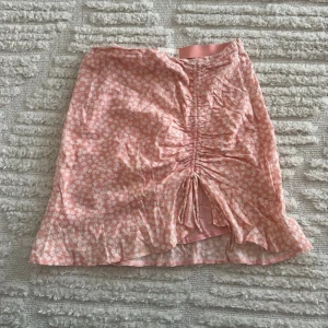 Kjol - Blommig kjol från Nelly, storlek S, perfekt till sommaren 