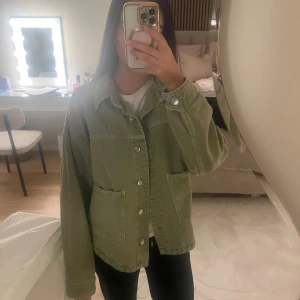 Grön jeansjacka - Säljer en snygg grön jeansjacka i bra skick. Helt som ny. Perfekt för vår och höst! 