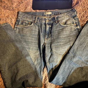 Gina perfect jeans - Perfect jeans från Gina i storlek 38! Använda några gånger och har små märken vid hälarna. Köpta för 499kr och säljer för 350kr!!😍😍