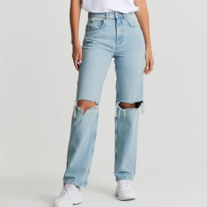 90s high waist jeans - Säljer ett par ”90s high waist jeans” från GINA TRICOT i strl:32. Använd ett fåtal gånger, säljes då de blivit för små💗Nypris: 599kr  