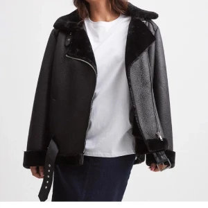 Svart jacka från NA-KD - Säljer en snygg svart jacka från NA-KD i mycket bra skick. Den har en cool bikerstil med dragkedja och bälte i midjan. Jackan är fodrad med mjukt material och har långa ärmar. Perfekt för höst och vinter! Säljer då den inte längre kommer till användning💞