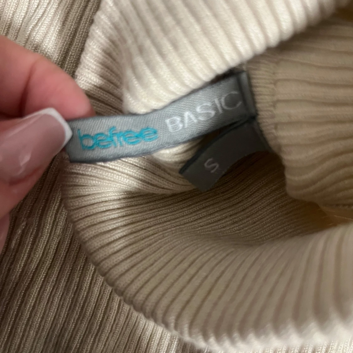 Beige ribbad polotröja från Befree - 90