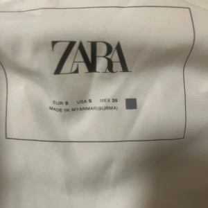 Zara väst  - Jag säljer en zara väst för 250kr köpte den för 600 ungefär, det är storlek S den har fläckar på sig men det går och ta bort i tvätten inga andra skador finns💕
