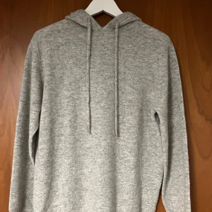 Grå kashmir hoodie - Säljer en supermjuk och stilren grå hoodie i kashmir. Endast använd en gång, säljer då jag köpte fel storlek.