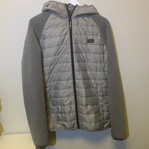 Jack & Jones cardigan - Riktigt snygg ljusgrå cardigan med luva från Jack & Jones. Den är i fint skick, storlek L. Riktigt skön och går inte att köpa längre. Skriv vid minsta intresse, pris kan diskuteras vid smidig affär 😀