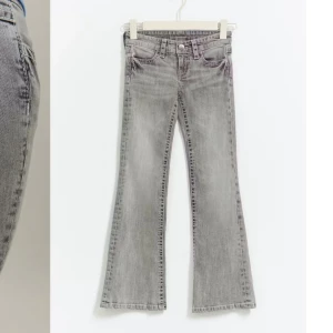 Grå bootcut jeans - Säljer ett par snygga grå bootcut jeans i mycket bra skick, aldrig använda. Dom är väldigt low waist. Storlek 158 och passar mig med xs/s💘💞💗nypris 400, putbar.